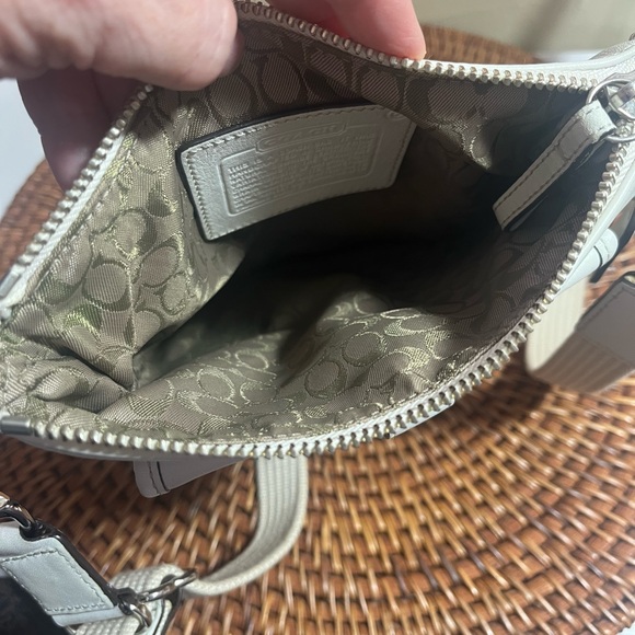 Vintage Y2K Off White Leather Crossbody Bag
Detachable Strap - Picture 8 of 9